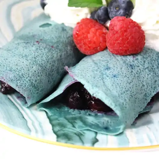 Blauer Pfannkuchen mit Clitoria Ternatea-Pulver